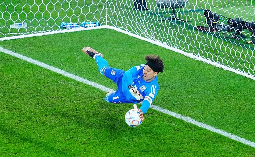 Memo Ochoa le frenó un penal a Robert Lewandowski en Qatar 2022. Foto: Imago7