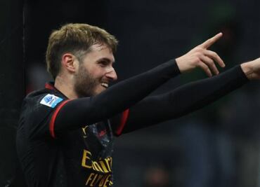 Santiago Giménez anota el gol de la victoria para Milan sobre Hellas Verona