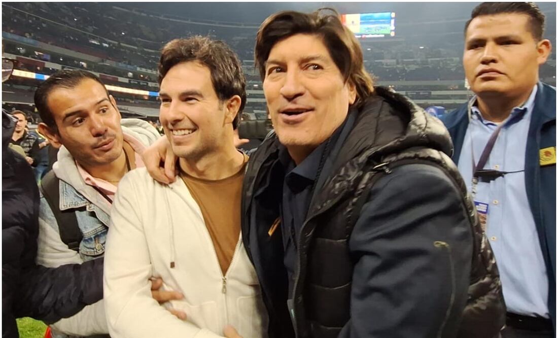 Checo Pérez con su ídolo Iván Zamorano