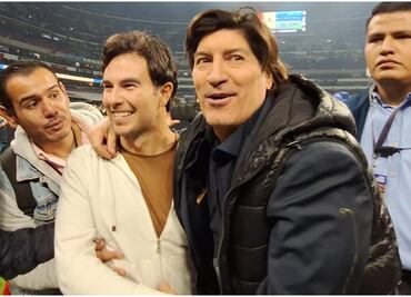 Checo Pérez se encuentra con su ídolo Iván Zamorano en la cancha del Estadio Azteca