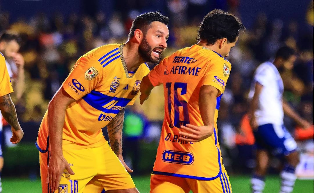Gignac le reclama una jugada a Lainez durante un partido de Tigres. Foto: Imago7