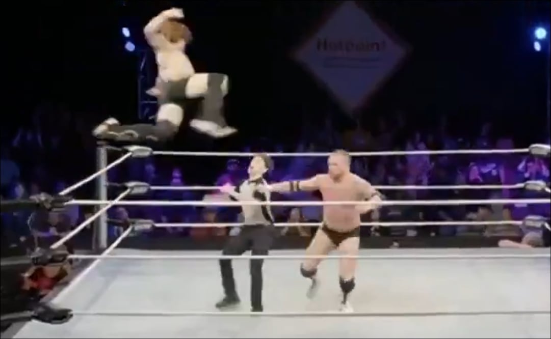 El réferi recibió una plancha antes de convulsionarse en plena batalla de lucha libre en Estados Unidos. FOTO: Captura