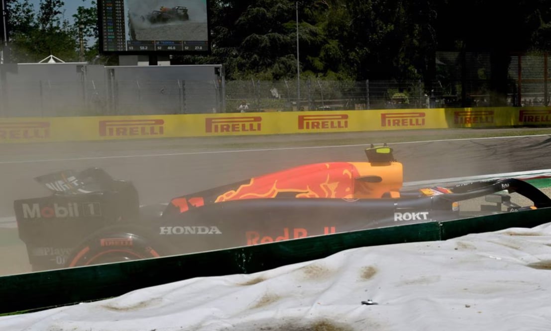 Checo Pérez chocó contra el muro de contención / Foto: AFP