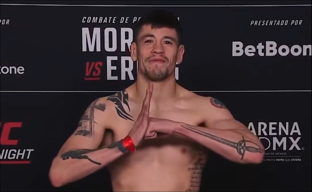 Brandon Moreno libró sin problemas su cita con la báscula previo a su combate ante el australiano Steve Erceg. FOTO: Captura