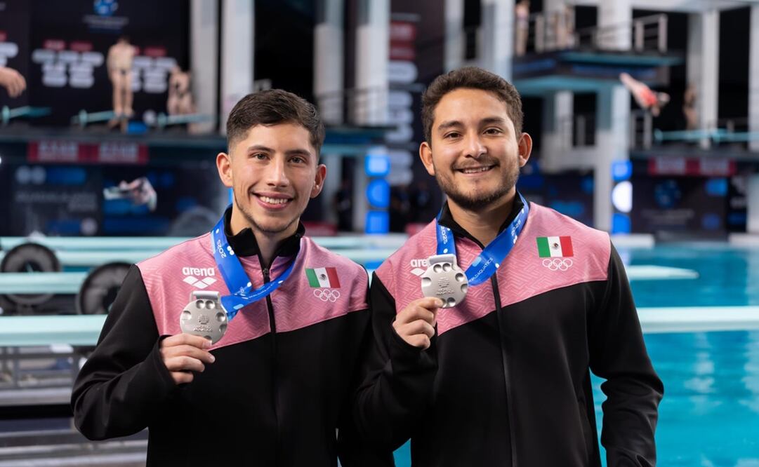 Randal Willars (izquierda) y Kevin Berlín (derecha) posan con su medalla de plata | FOTO: Conade