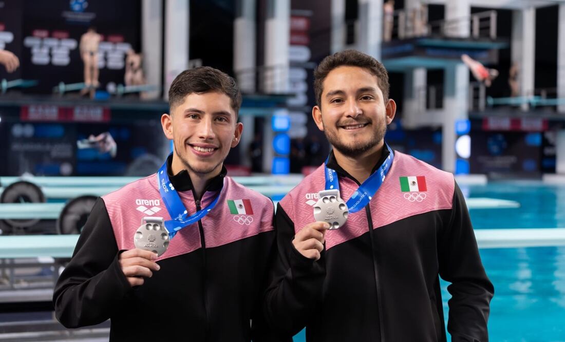 Randal Willars (izquierda) y Kevin Berlín (derecha) posan con su medalla de plata | FOTO: Conade