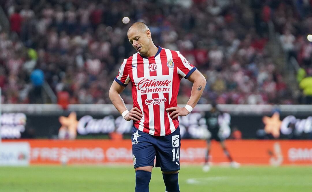 Javier Hernández en lamento, durante la eliminación que Chivas vivió en el Play-In ante Atlas - Foto: Imago7
