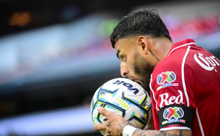 Alexis Vega en el partido contra Cruz Azul de la Jornada 10 de Liga MX / Foto: Imago7