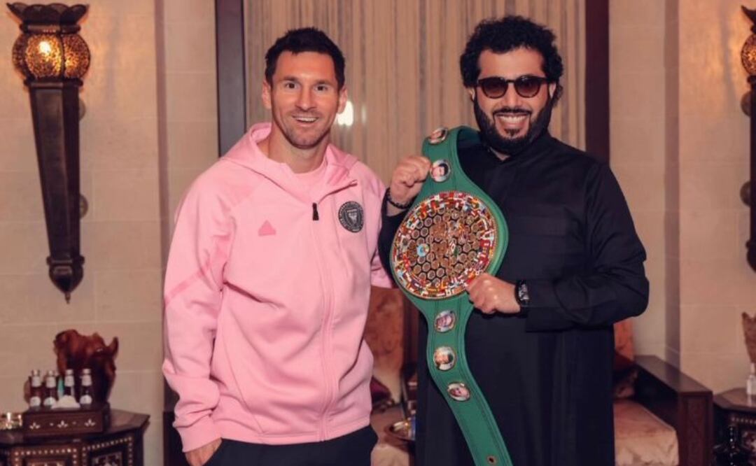 Lionel Messi rinde homenaje a su héroe: Muhammad Ali. Fuente: Instagram @turkialalshik