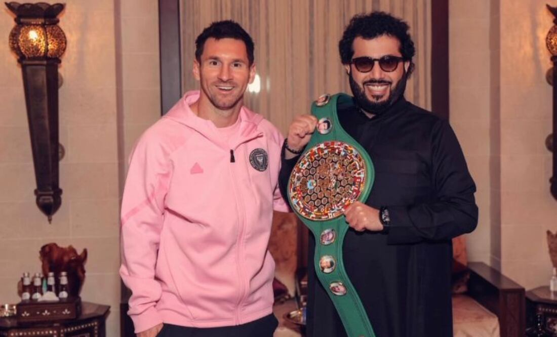 Lionel Messi rinde homenaje a su héroe: Muhammad Ali. Fuente: Instagram @turkialalshik