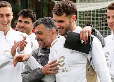 Santiago Giménez festejó su cumpleaños 24 con el Milan ¿Hubo pastelazo?