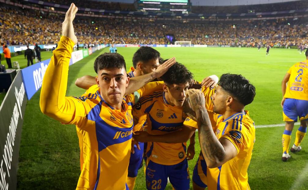 Los jugadores de Tigres festejan con Antuna luego se su primer gol con el club. Foto: Imago7