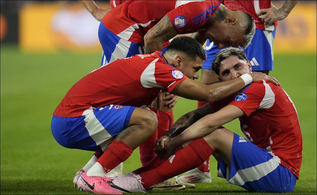 Diego Valdés es consolado por sus compañeros tras lesionarse en el duelo de Chile ante Perú. FOTO: AP