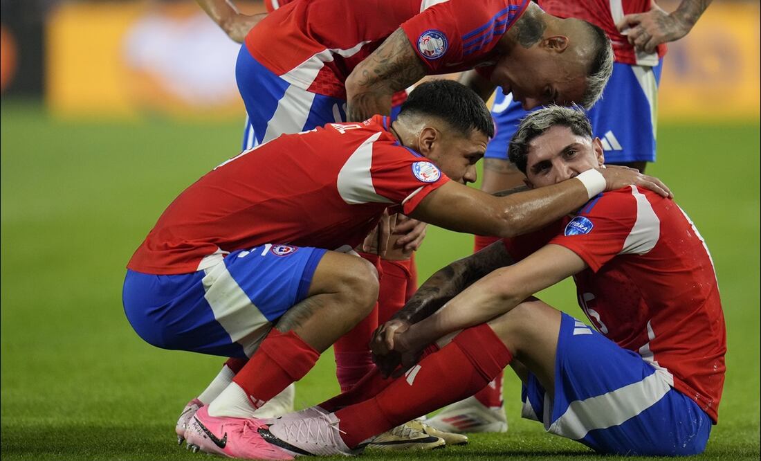 Diego Valdés es consolado por sus compañeros tras lesionarse en el duelo de Chile ante Perú. FOTO: AP