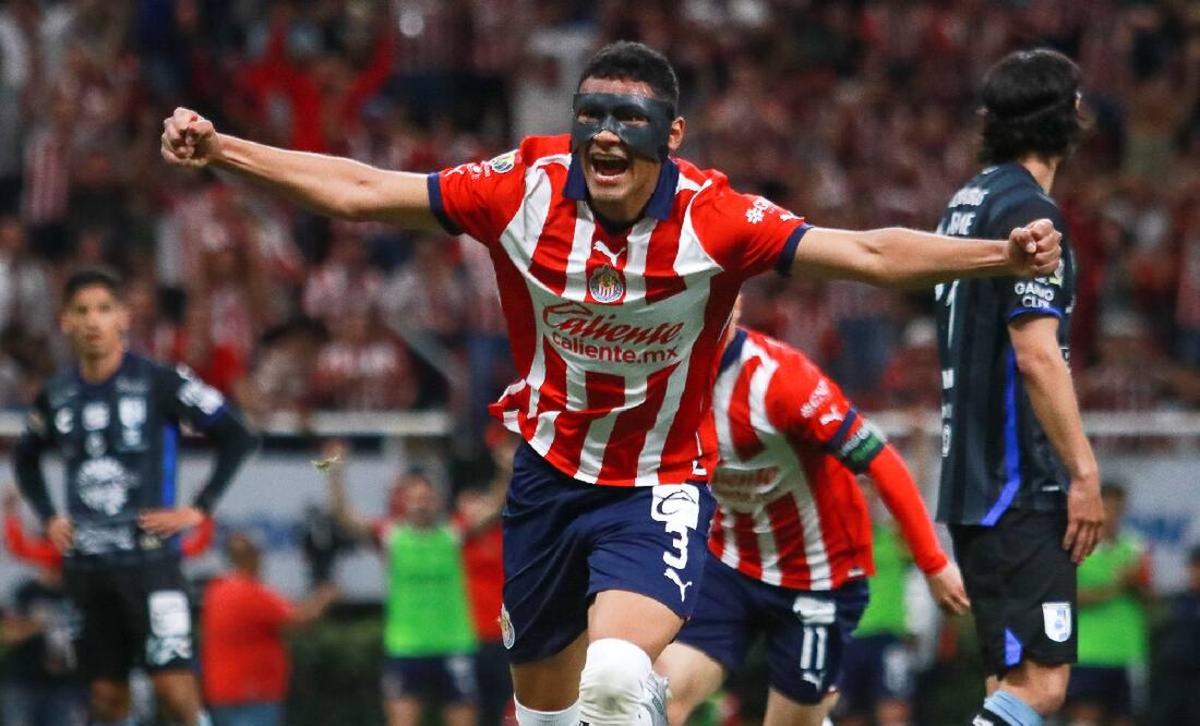 Tiba Sepúlveda festeja el primer gol que le dio la victoria a las Chivas sobre Querétaro. Foto: Imago7