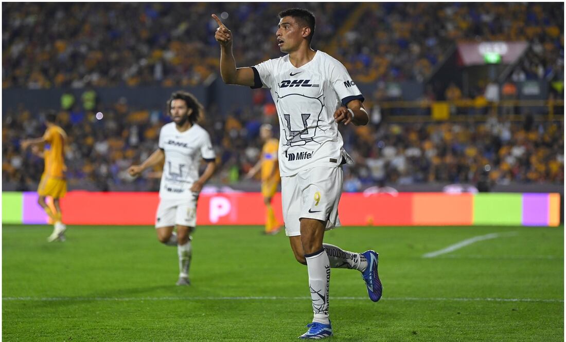 Memo Martínez celebrando con los Pumas