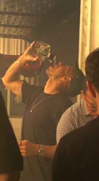Javier Hernández da un buen trago de tequila. FOTO: @Gaspar_Sparco