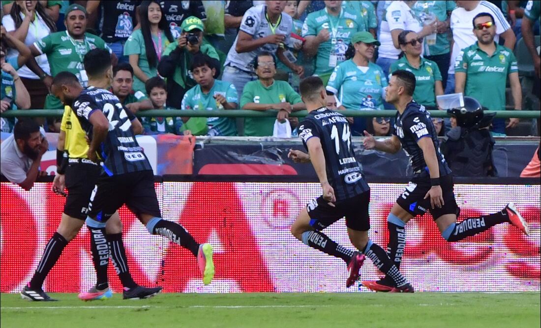 Pablo Barrera, de Querétaro, celebra su gol ante León. FOTO: Imago7