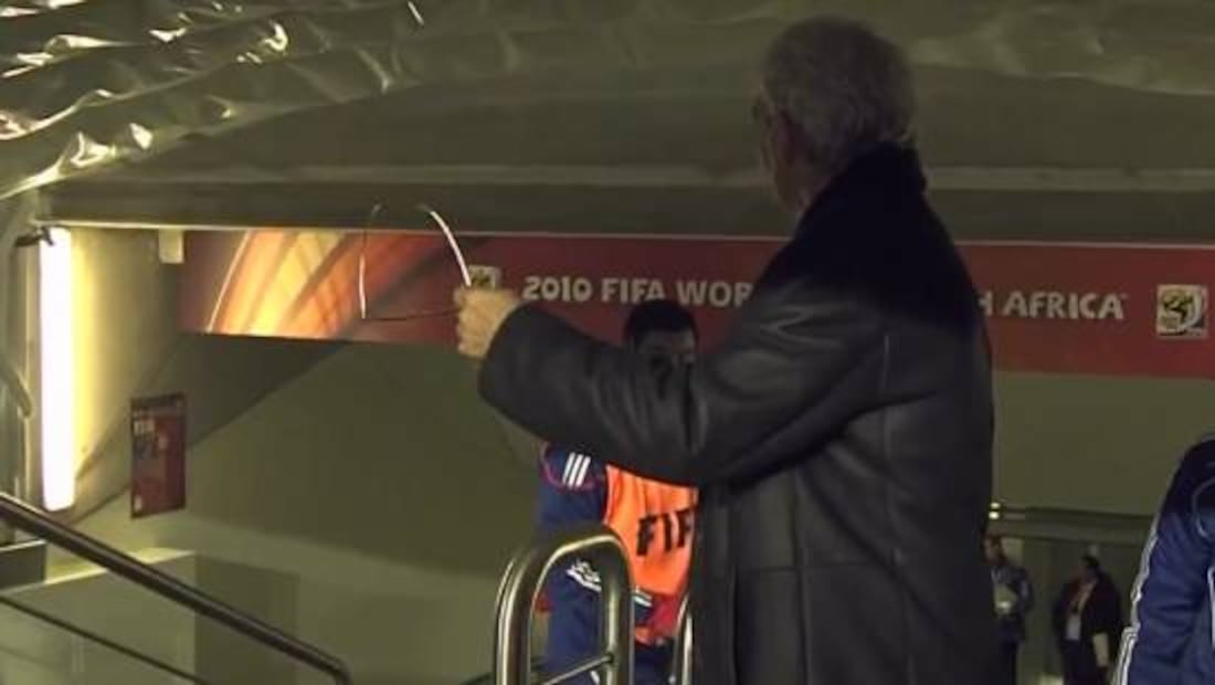 Raymond Domenech sorprendió a Gignac en el túnel del vestidor que jugaría en el Francia vs México de Sudáfrica 2010. Foto: Especial