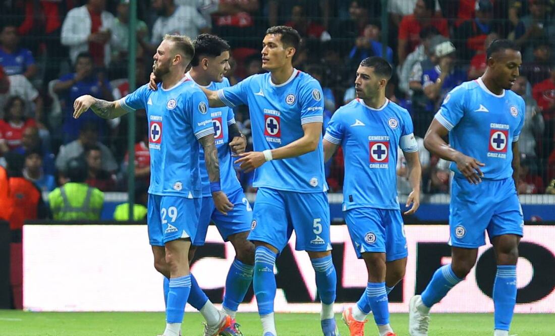 Rotondi festeja uno de los goles de Cruz Azul ante el Toluca. Foto: Imago7