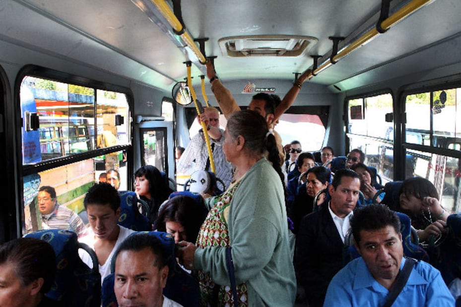 Más de 10 situaciones que odiamos de los microbuses