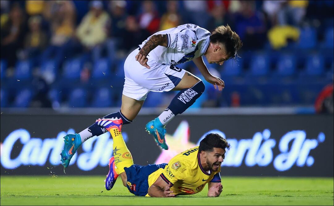 Henry Martín cae al césped en una jugada del duelo entre América y Puebla. FOTO: Imago7