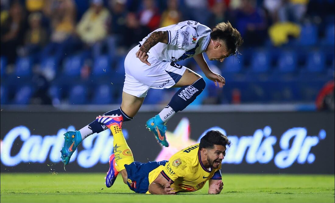 Henry Martín cae al césped en una jugada del duelo entre América y Puebla. FOTO: Imago7