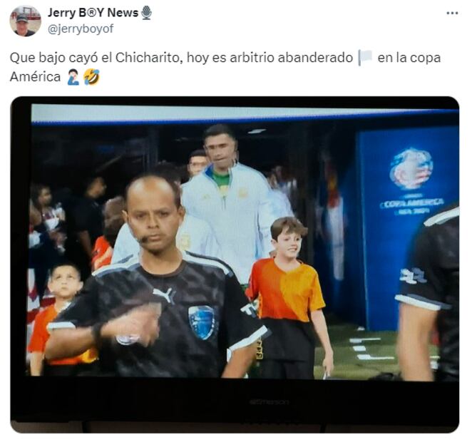 Los aficionados no se cansaron de trolear al Chicharito Hernández por su parecido con un abanderado de Copa América.