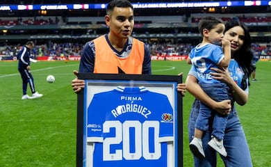 Charly Rodríguez es homenajeado por cumplir 200 partidos con Cruz Azul