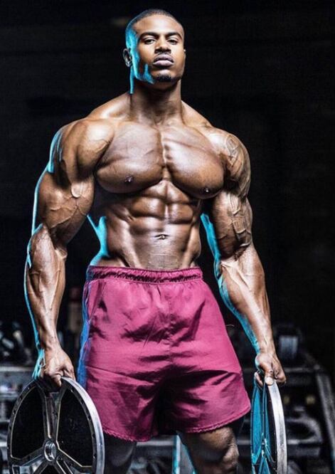 Este entrenador británico cuenta con su propia línea de ropa deportiva y un programa de entrenamiento. Es uno de los influencers másculinos más populares en Instagram. (Foto: Instagram @simeonpanda)