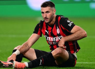 Santiago Giménez es borrado del Milán por esta razón; lo dejaron fuera de la convocatoria vs Roma