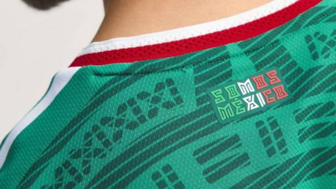 La frase "Somos México" se lee en la parte de la nuca de la playera que se usará en el Mundial 2026. Foto: Especial
