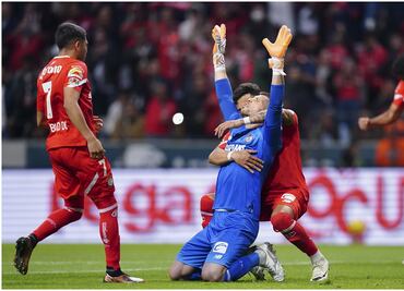 Volpi sigue anotando goles y Toluca derrotó al Santos en el Infierno