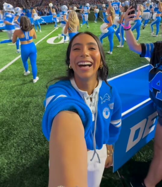 Diana Flores luce sonriente en el emparrillado del Ford Field. FOTO: Captura