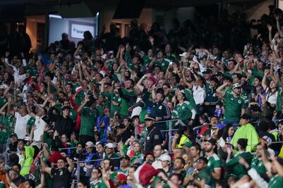 La emotiva muestra de apoyo de la afición mexicana a Venezuela tras los terremotos: No están solos