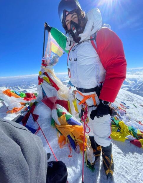 Joven mexicano conquista el Monte Everest y ¡toca el piano en la cima!