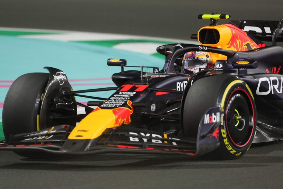 Checo Pérez, durante las prácticas libres del Gran Premio de Arabia Saudita - Foto: AFP