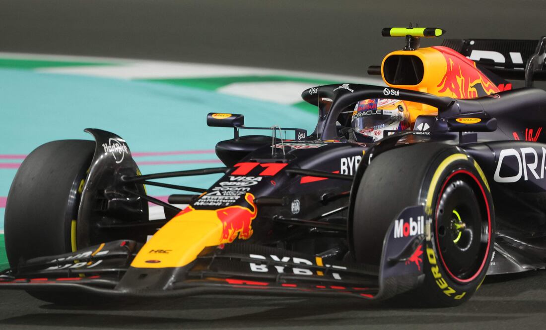 Checo Pérez, durante las prácticas libres del Gran Premio de Arabia Saudita - Foto: AFP