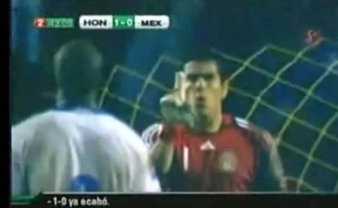 Oswaldo Sánchez pidió piedad a David Suazo para que Honduras no buscara más goles ante México. Foto: Especial