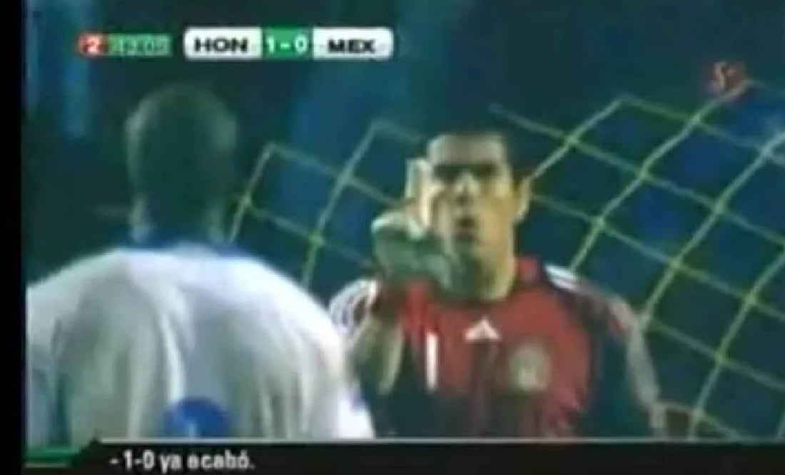 Oswaldo Sánchez pidió piedad a David Suazo para que Honduras no buscara más goles ante México. Foto: Especial
