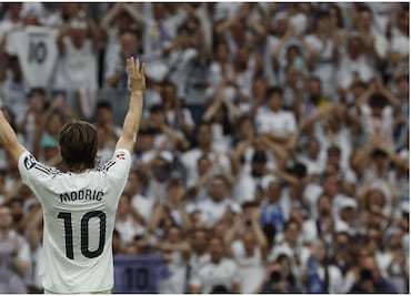 Real Madrid homenajea a Luka Modric en la victoria ante la Real Sociedad; su última función en el Bernabéu