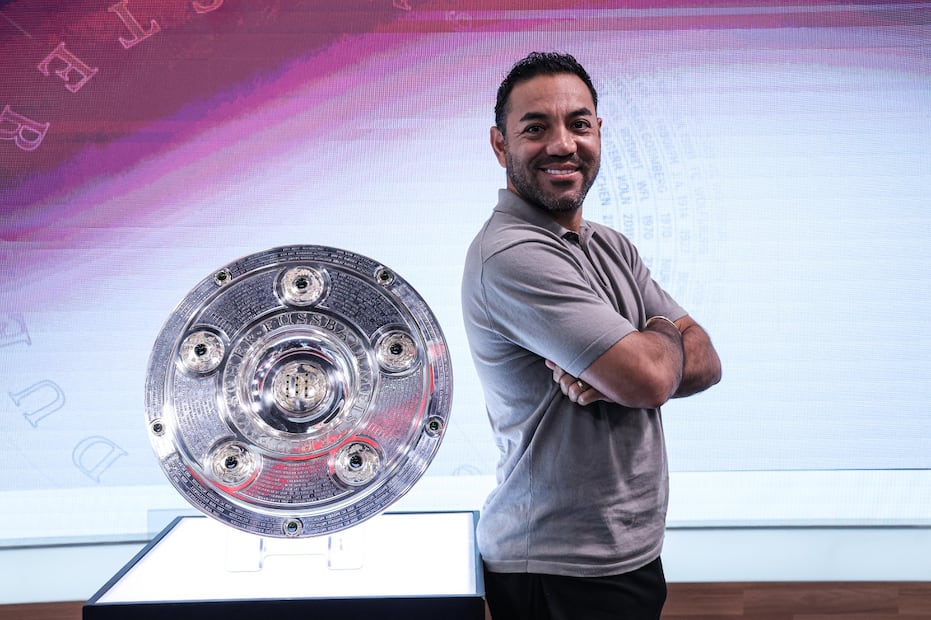 Marco posando junto al título de la Bundesliga - Foto: Gabriel Pano/ EL UNIVERSAL
