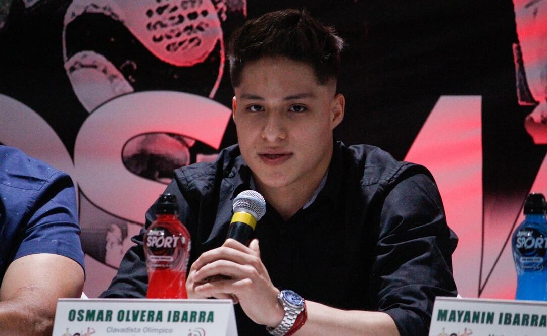 Osmar Olvera con el micrófono en su evento / FOTO: LUIS CAMACHO EL UNIVERSAL