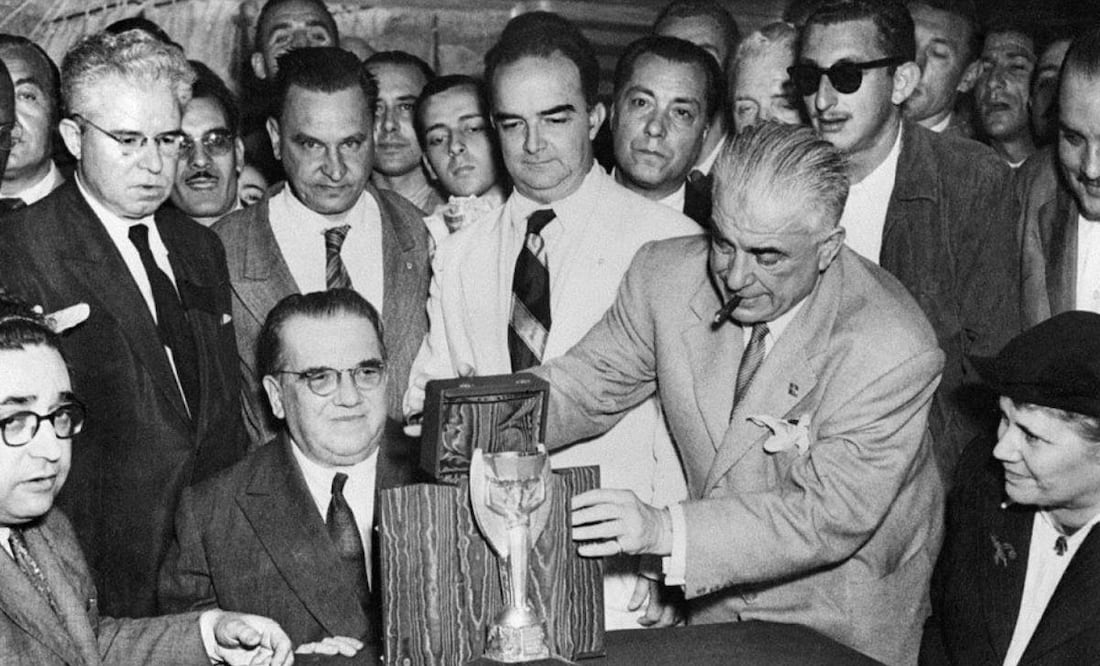 Ottorino Barassi, vicepresidente de la FIFA, escondió el trofeo Jules Rimet en una caja de zapatos para que nos nazis no la robaran. Foto: Especial