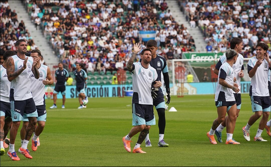Lionel Messi saluda hacia las gradas durante la sesión de entrenamiento de la selección de Argentina, previo a su amistoso ante Angola. FOTO: AP