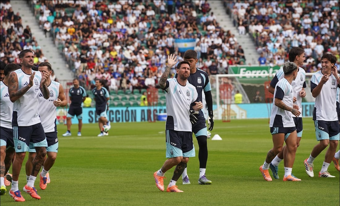 Lionel Messi saluda hacia las gradas durante la sesión de entrenamiento de la selección de Argentina, previo a su amistoso ante Angola. FOTO: AP