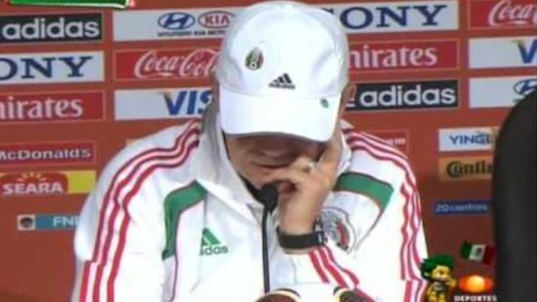 Javier Aguirre se negó a mirar a la prensa en la conferencia de prensa previo al partido de México vs Argentina en Sudáfrica 2010. Foto: Especial
