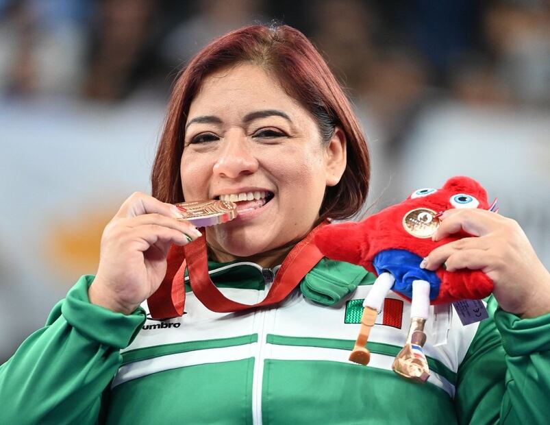Amalia Pérez presumiendo su medalla.  Foto: @CONADE