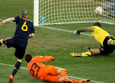 Los botines con los que Andrés Iniesta le dio la Copa del Mundo a España en 2010; la infame estrategia de Nike