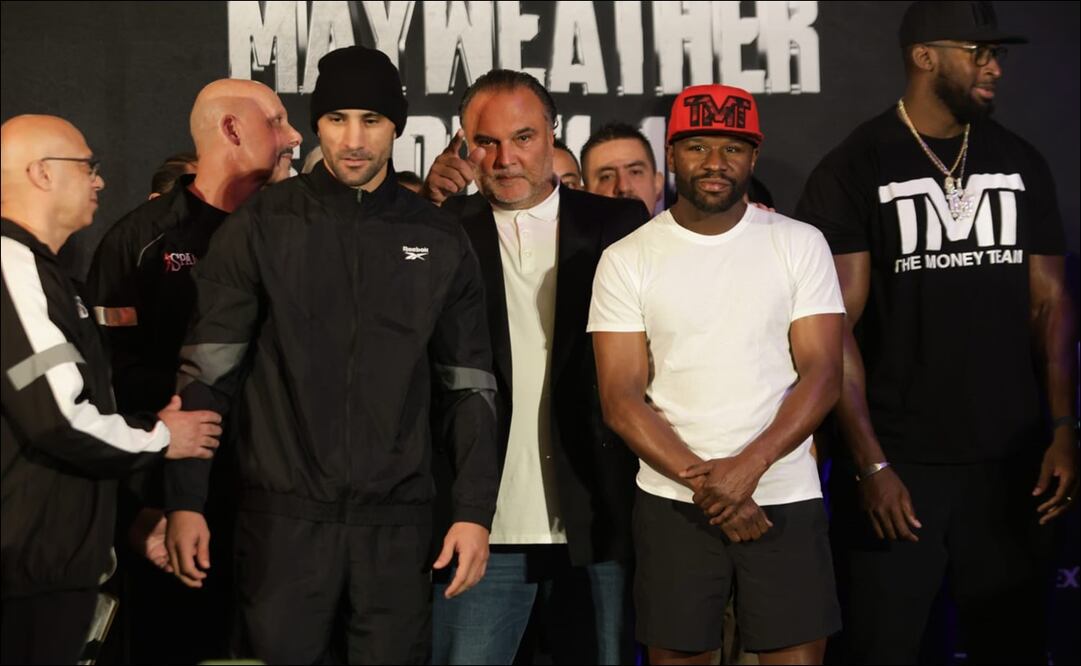 Floyd Mayweather Jr. y John Gotti III, durante la ceremonia de pesaje para su pelea de exhibición en la Arena CDMX. FOTO: Carlos Mejía